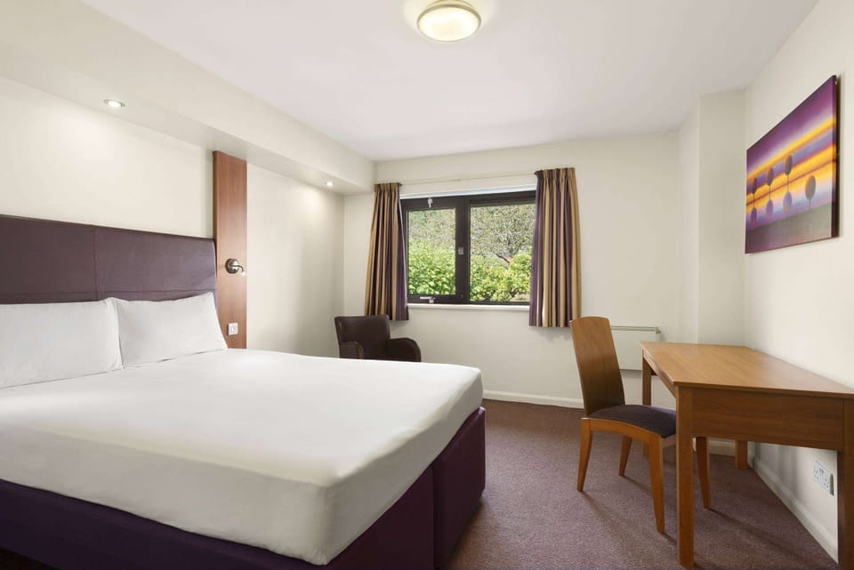 Room, 1 Double Bed, Non Smoking | Desk, laptop workspace, cribs (free), WiFi (free)