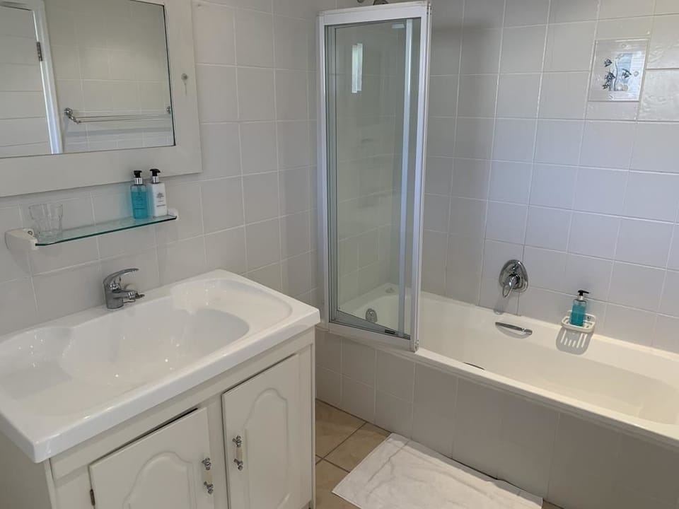 Classic Room | Bathroom | Hair dryer, towels, soap, toilet paper