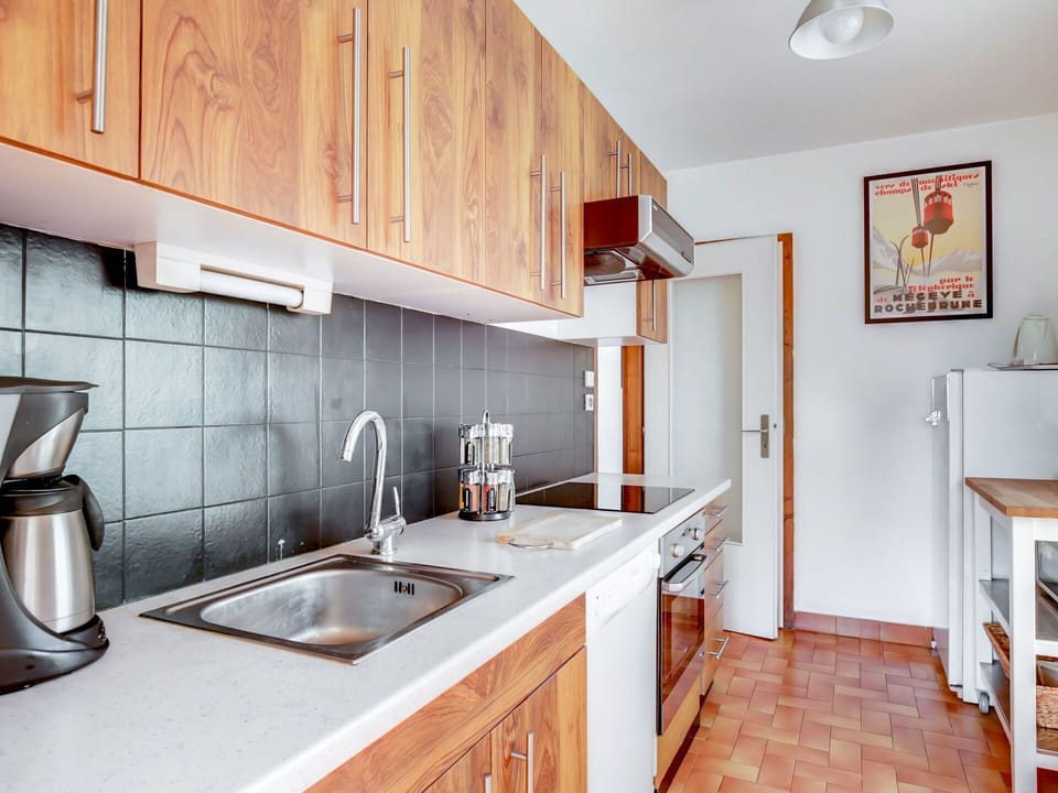 Countertop, Room, Property, Kitchen, Cabinetry, Furniture, Sink, Interior Design, Building, Floor