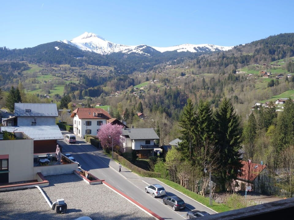 Mountainous Landforms, Mountain, Mountain Village, Mountain Range, Hill Station, Town, Sky, Residential Area, Highland, Village