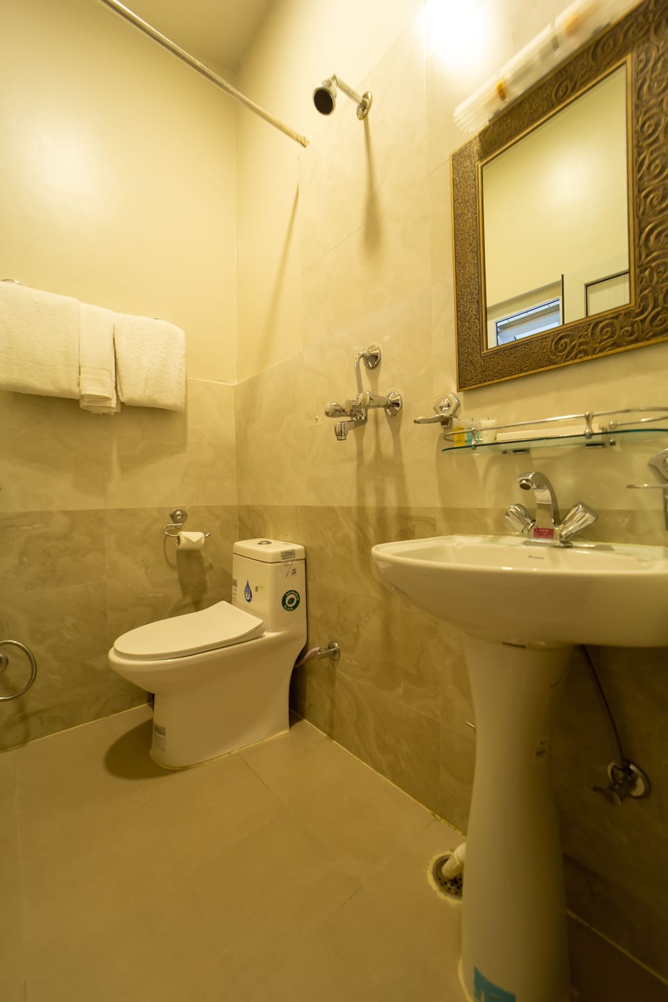 Shower, hydromassage showerhead, free toiletries, slippers