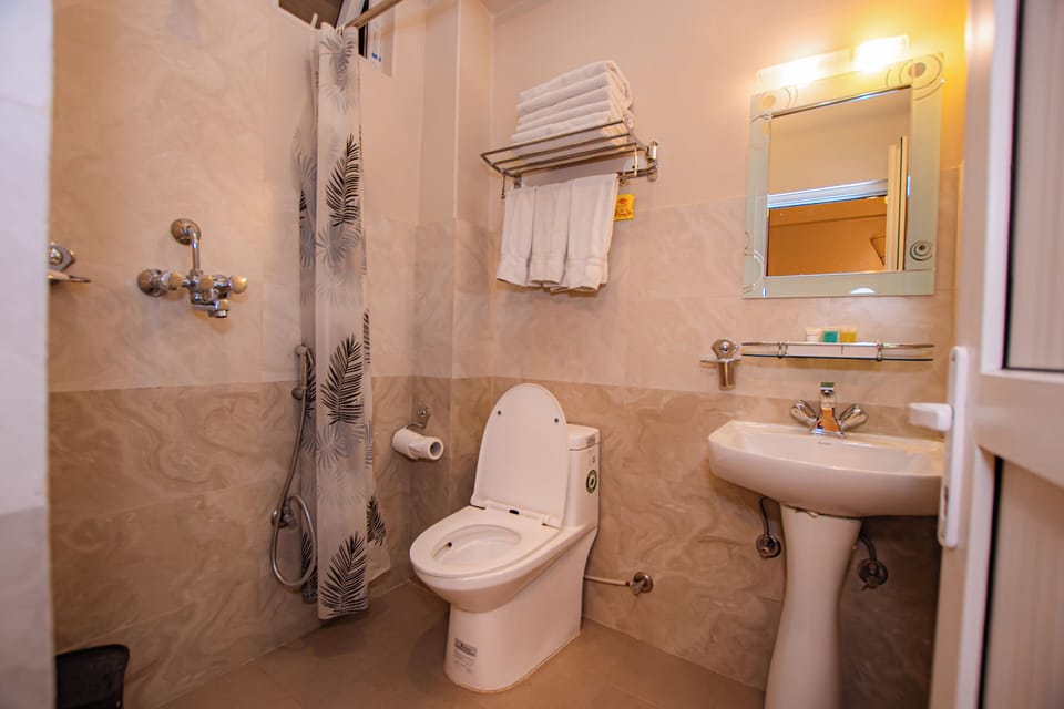 Suite | Bathroom | Shower, hydromassage showerhead, free toiletries, slippers