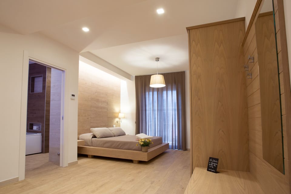 Double Room, Sauna (1) | Minibar, in-room safe, desk, blackout drapes