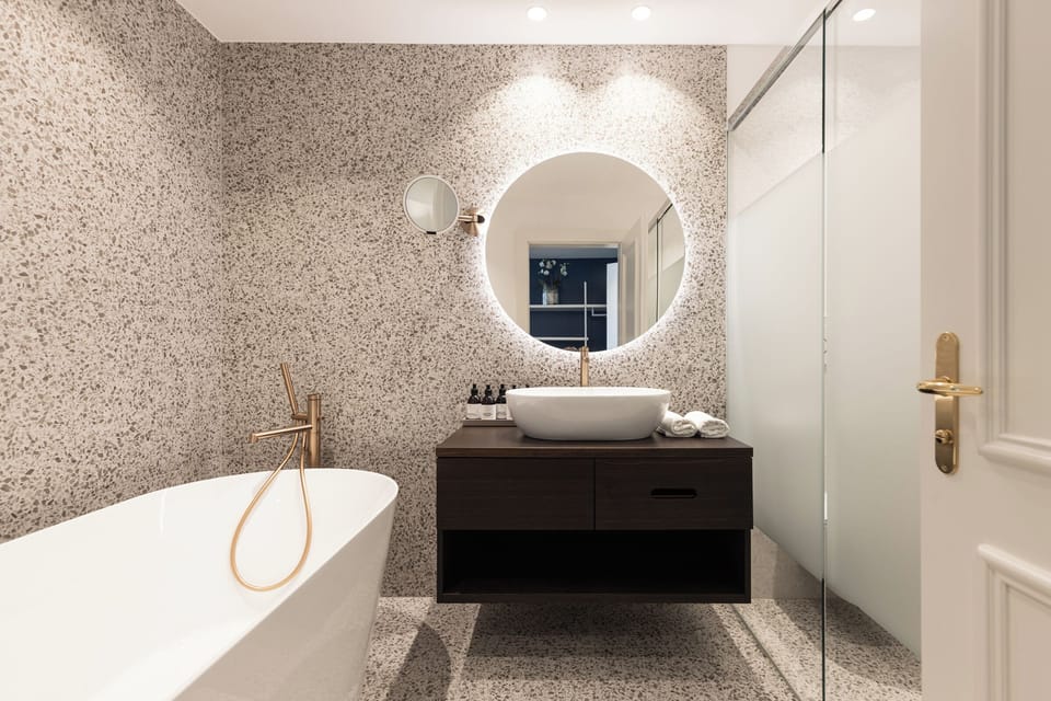 Executive Suite | Bathroom | Bathrobes, slippers, towels, soap