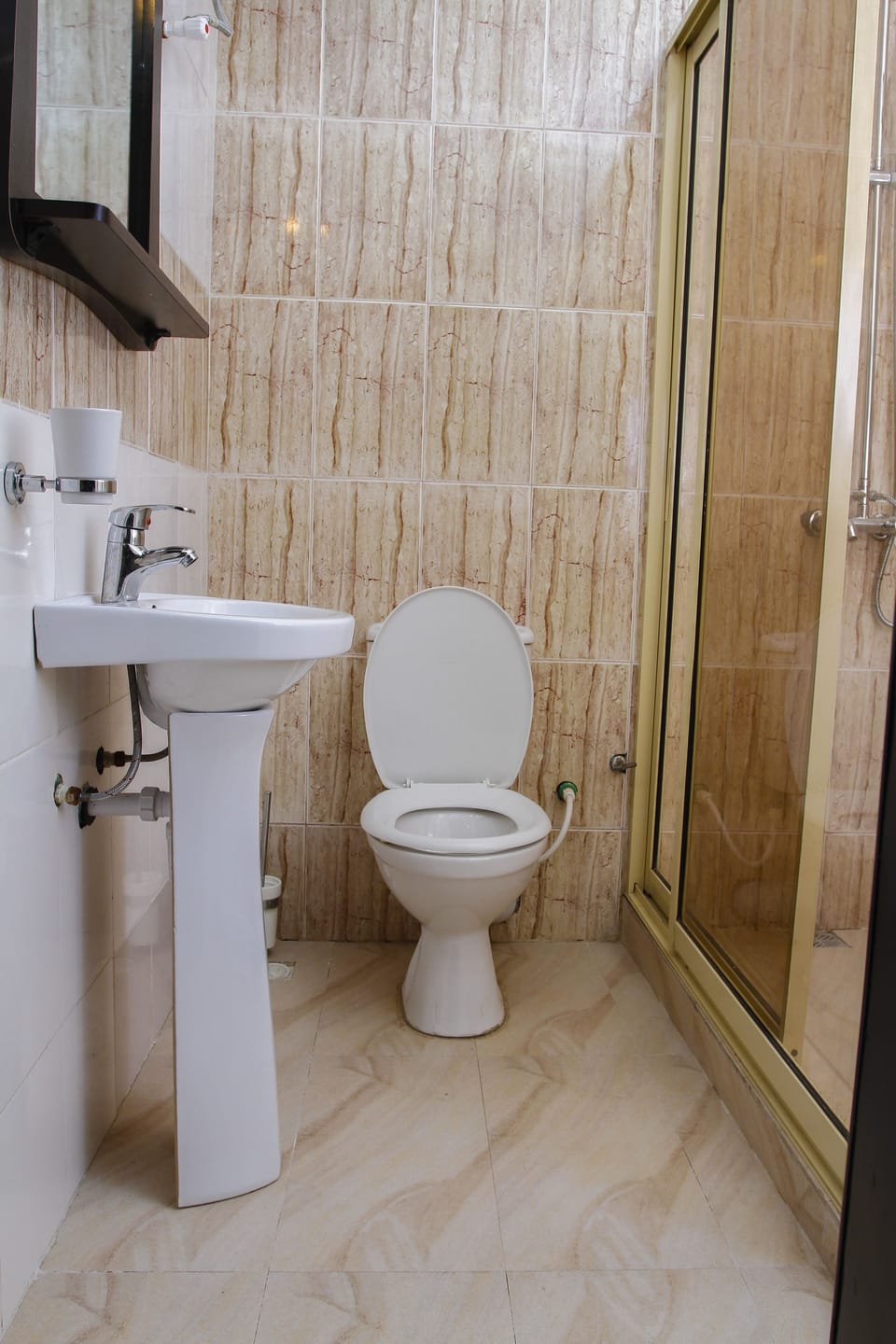 Combined shower/tub, rainfall showerhead, free toiletries, bathrobes