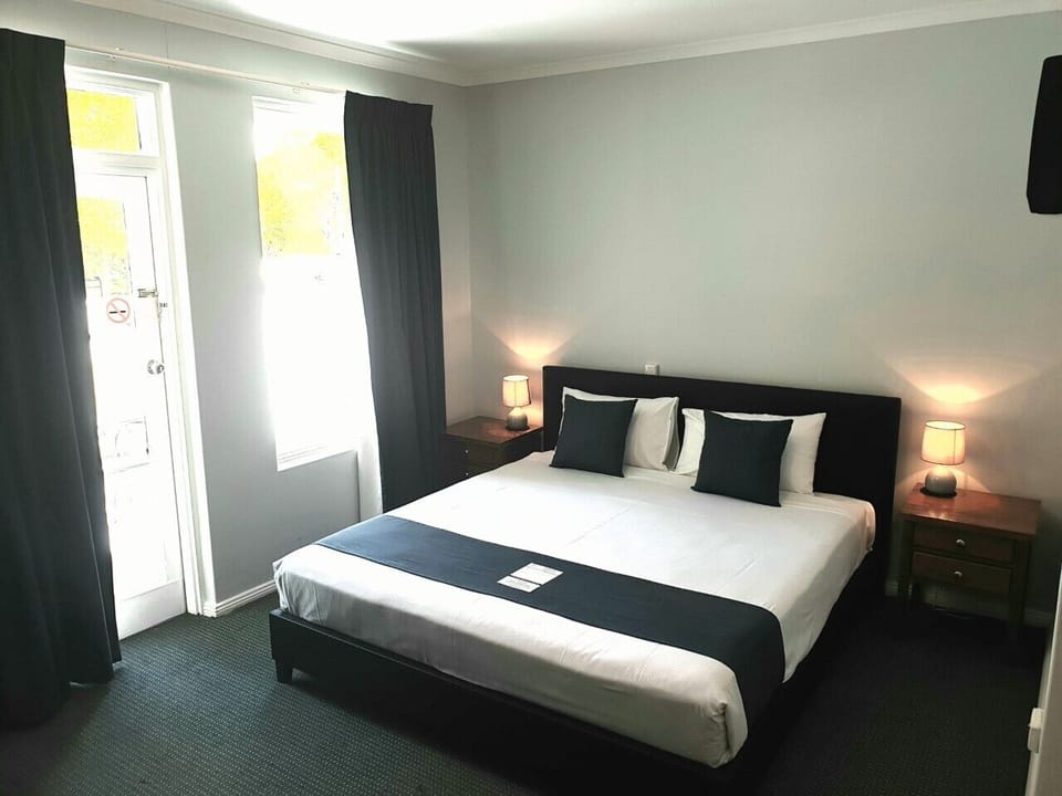 Executive Room | 1 bedroom, pillowtop beds, blackout drapes, iron/ironing board