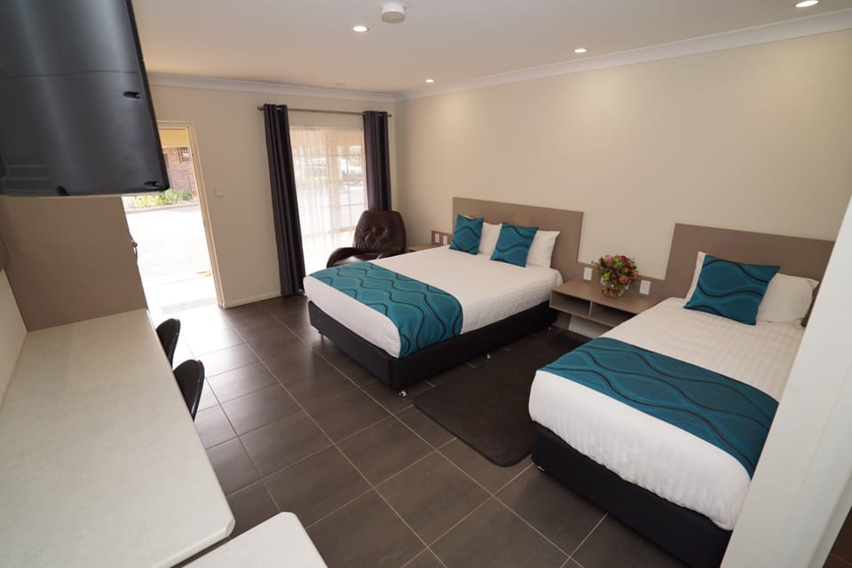 Premium Double or Twin Room | Desk, laptop workspace, iron/ironing board, free WiFi