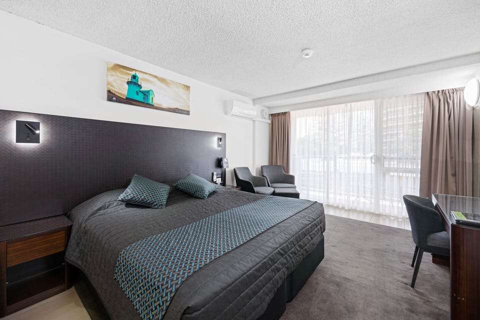 Hastings Executive | Minibar, desk, soundproofing, iron/ironing board
