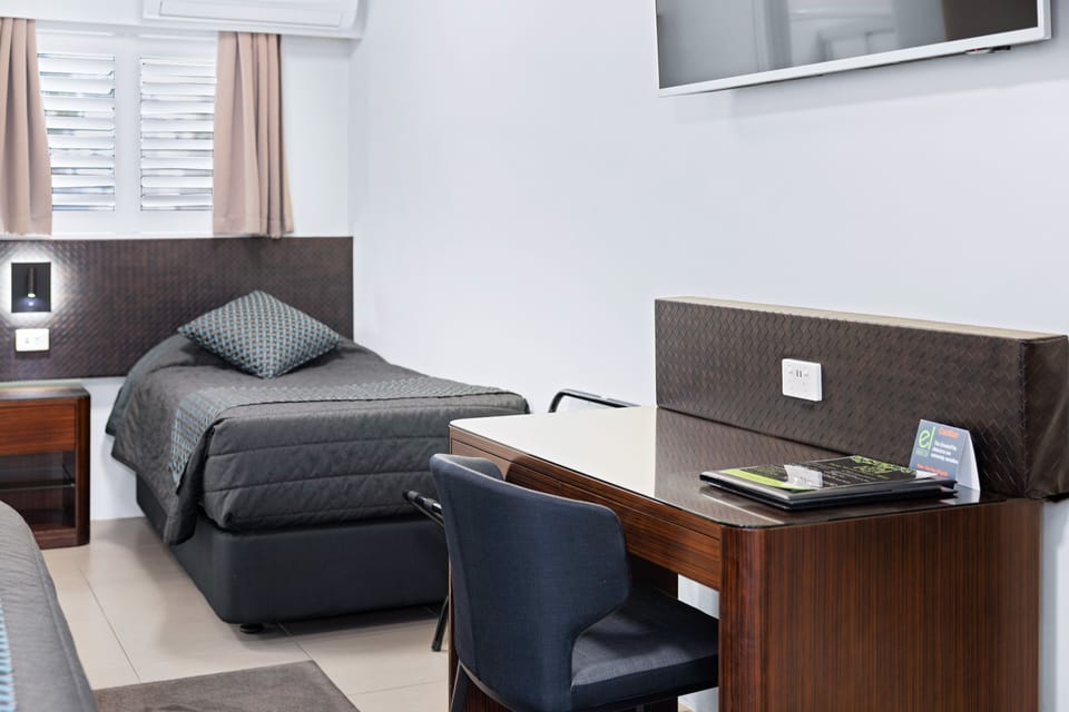 Macquarie Room | Minibar, desk, soundproofing, iron/ironing board