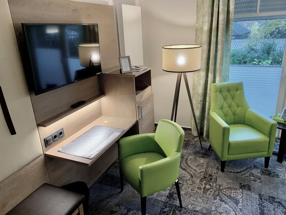 Premium bedding, desk, soundproofing, WiFi (free)