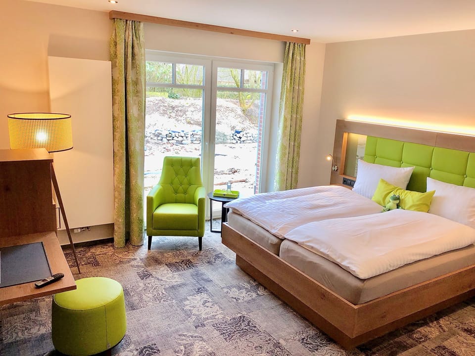 Premium bedding, desk, soundproofing, WiFi (free)