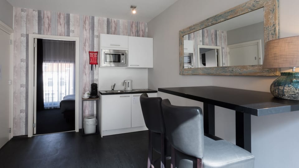 Deluxe Suite | Private kitchen | Coffee/tea maker, electric kettle