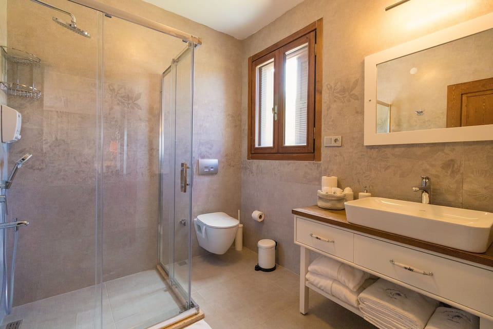 Luxury Room (Zeytin) | Bathroom | Shower, rainfall showerhead, hair dryer, bathrobes