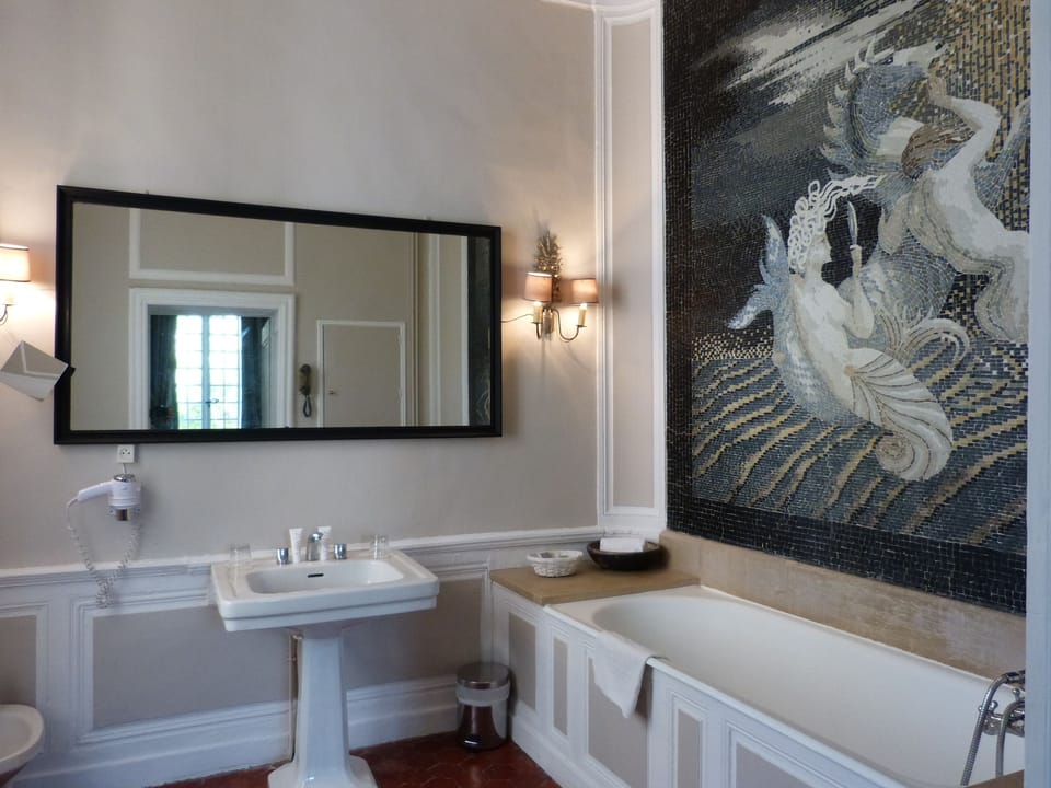 Suite | Bathroom | Combined shower/tub, free toiletries, hair dryer, bathrobes
