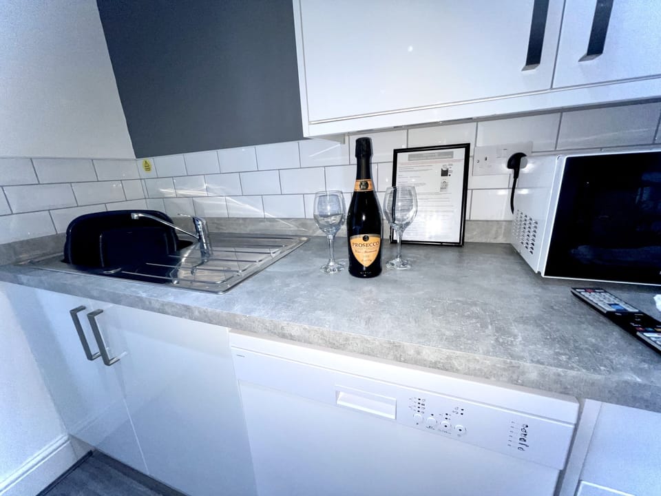 Deluxe Apartment, Hot Tub (Reads Ditchburn ) | Shared kitchen