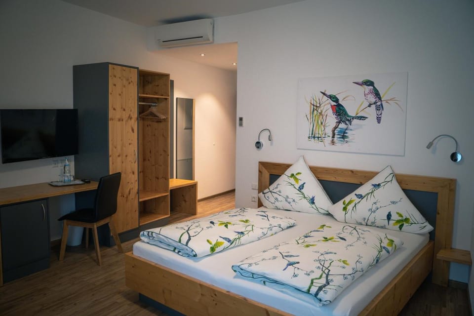 Hypo-allergenic bedding, minibar, desk, laptop workspace