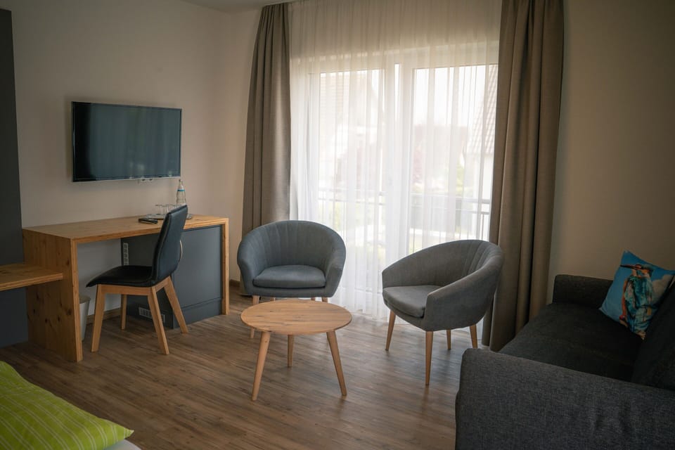 SUPERIOR JUN.-SUITE - sep. Schlaf-Zimmer | Living area | 40-inch LED TV with satellite channels, TV