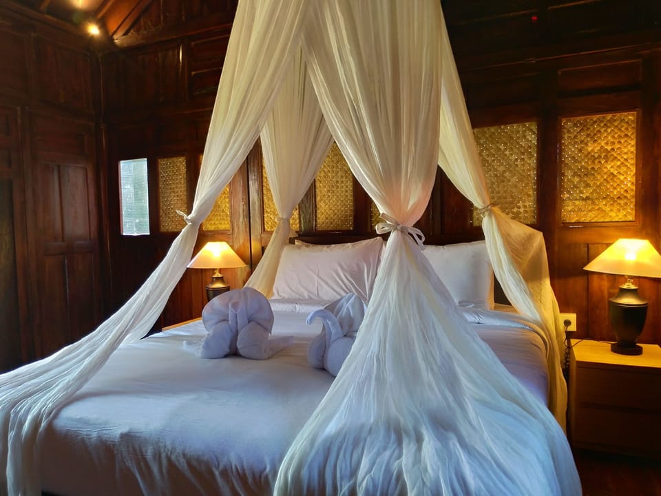 Superior Bungalow | Premium bedding, blackout drapes, free WiFi, bed sheets