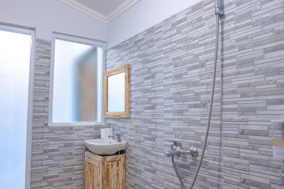 Suite Bungalow | Bathroom | Shower, free toiletries, towels, soap