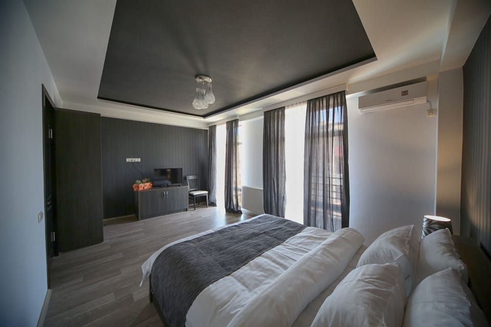 Double Room, Balcony (401) | Minibar, soundproofing, iron/ironing board, rollaway beds