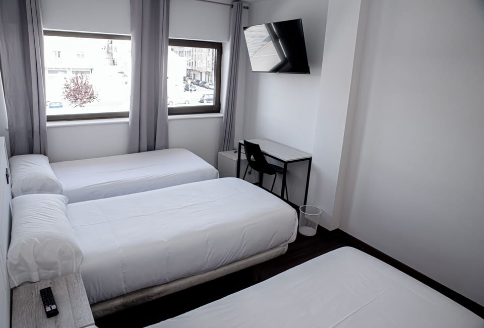 Triple Room | Desk, free WiFi, bed sheets