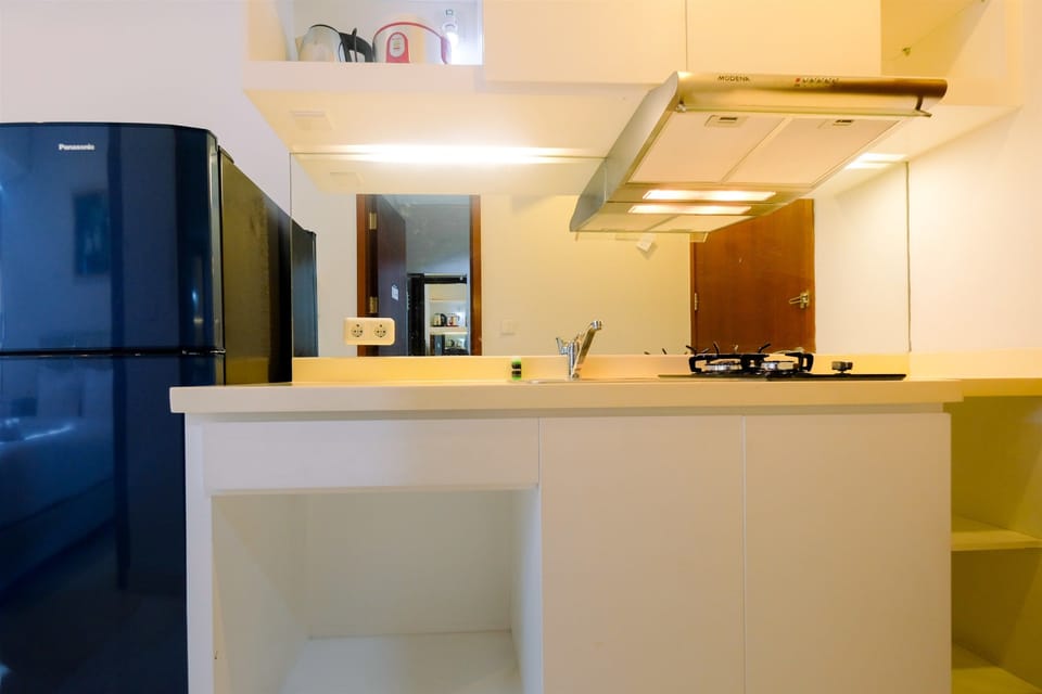 Room | Private kitchenette | Fridge, stovetop, cookware/dishes/utensils