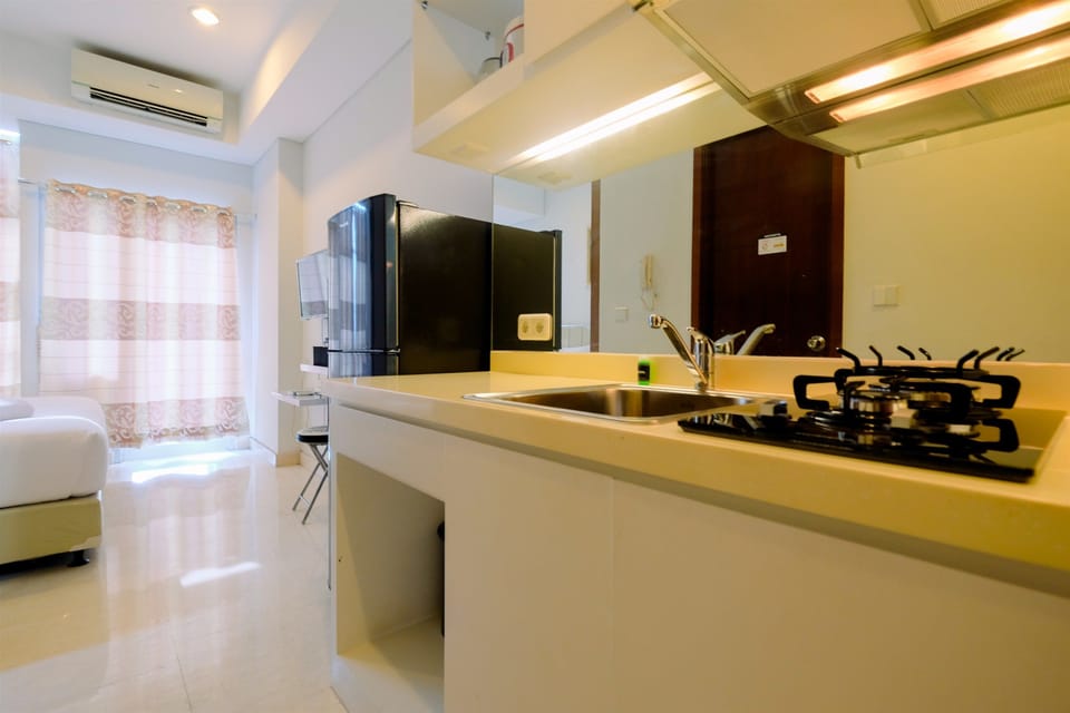 Room | Private kitchenette | Fridge, stovetop, cookware/dishes/utensils