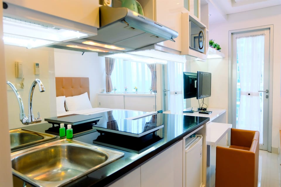 Room | Private kitchenette | Fridge, stovetop, electric kettle, cookware/dishes/utensils