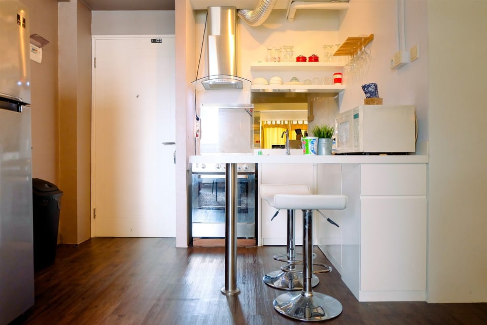 Room | Private kitchenette | Fridge, stovetop, cookware/dishes/utensils