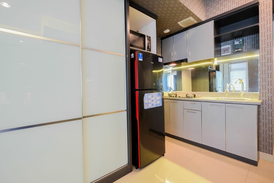 Room | Private kitchenette | Fridge, stovetop, cookware/dishes/utensils