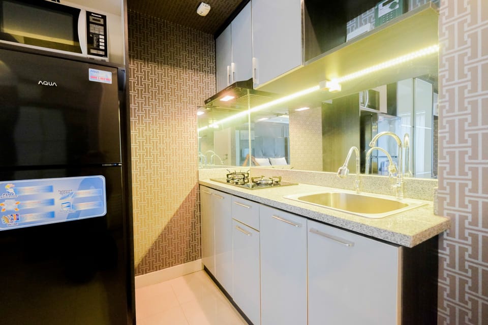 Room | Private kitchenette | Fridge, stovetop, cookware/dishes/utensils