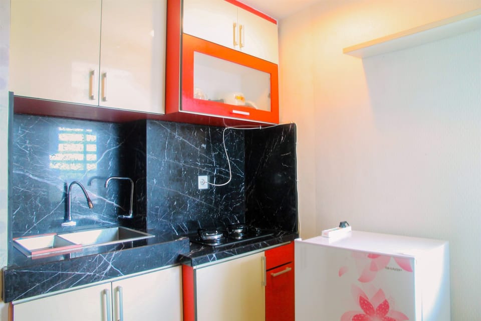 Room | Private kitchenette | Fridge, stovetop, electric kettle, cookware/dishes/utensils