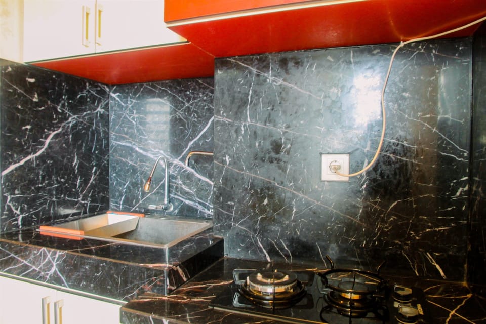 Room | Private kitchenette | Fridge, stovetop, electric kettle, cookware/dishes/utensils