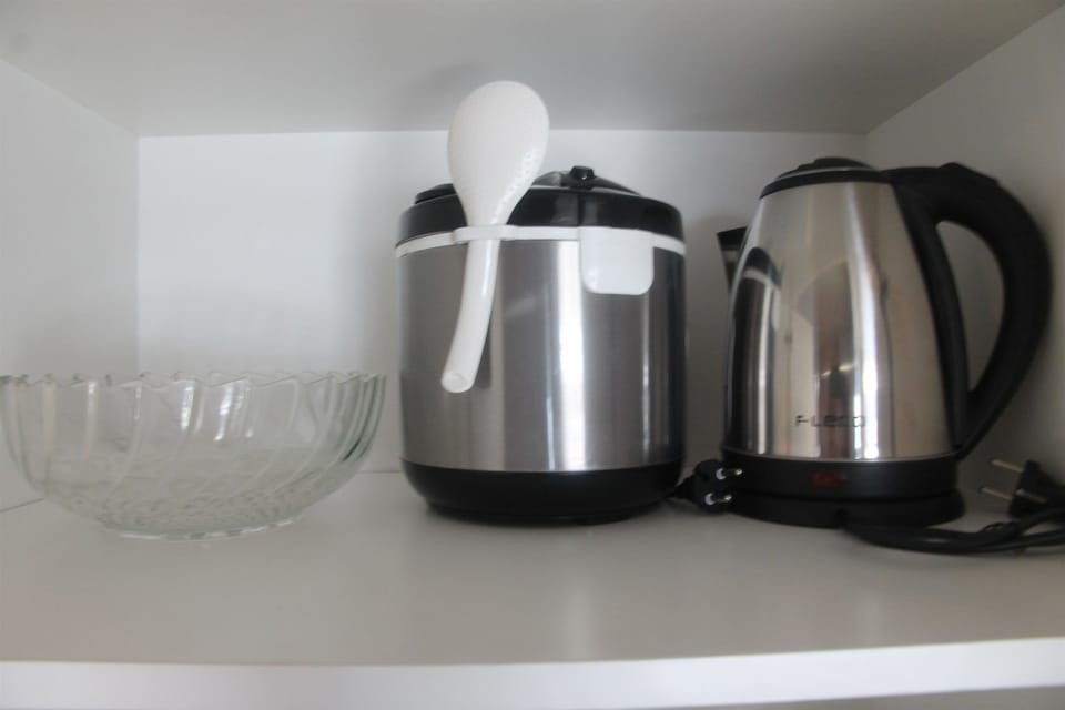 Room | Private kitchenette | Fridge, stovetop, electric kettle, cookware/dishes/utensils