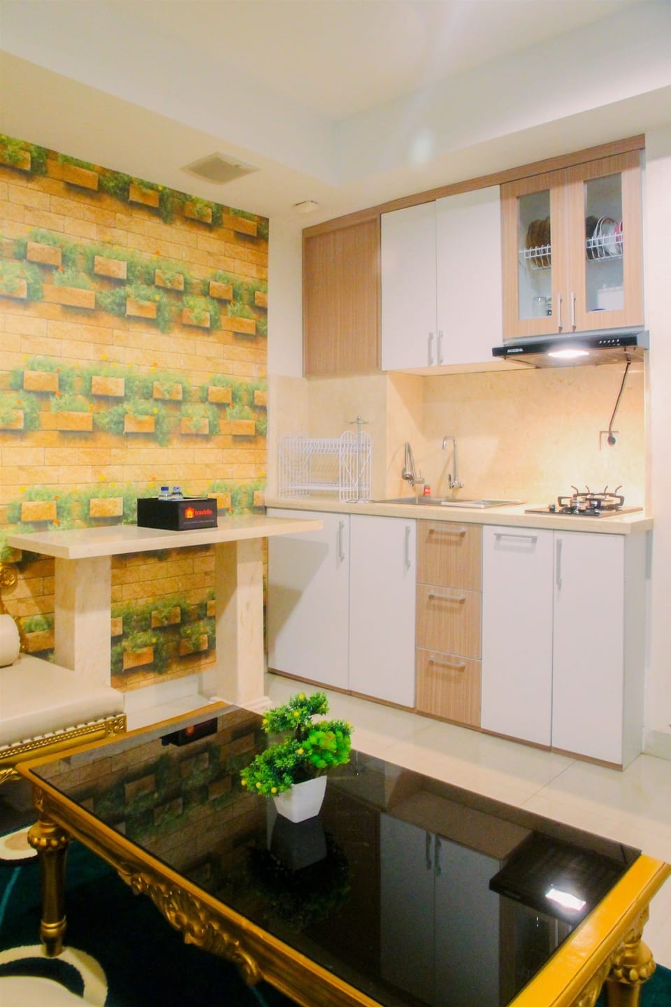 Room | Private kitchenette | Fridge, stovetop, electric kettle, cookware/dishes/utensils