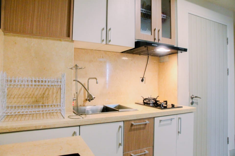 Room | Private kitchenette | Fridge, stovetop, electric kettle, cookware/dishes/utensils