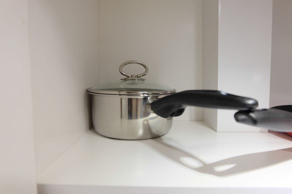 Room | Private kitchenette | Fridge, stovetop, cookware/dishes/utensils