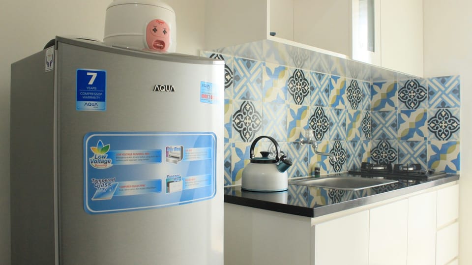 Room | Private kitchenette | Fridge, stovetop, cookware/dishes/utensils