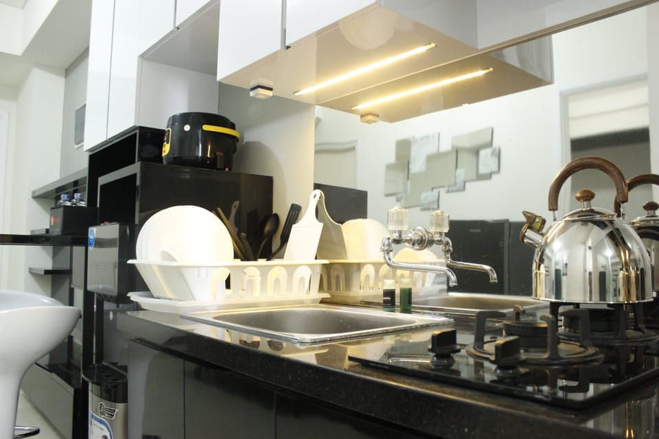 Room | Private kitchen | Fridge, stovetop, cookware/dishes/utensils