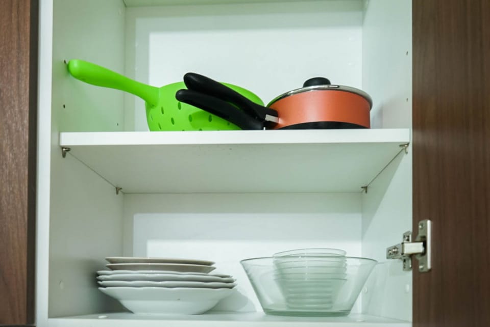Room | Private kitchenette | Fridge, stovetop, cookware/dishes/utensils