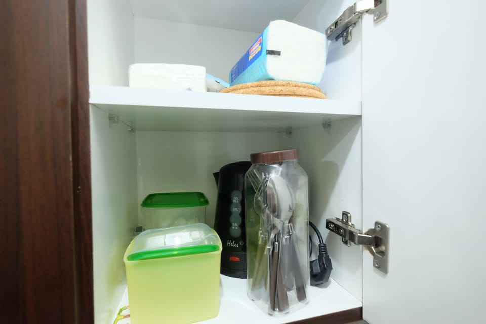 Room | Private kitchenette | Fridge, stovetop, electric kettle, cookware/dishes/utensils