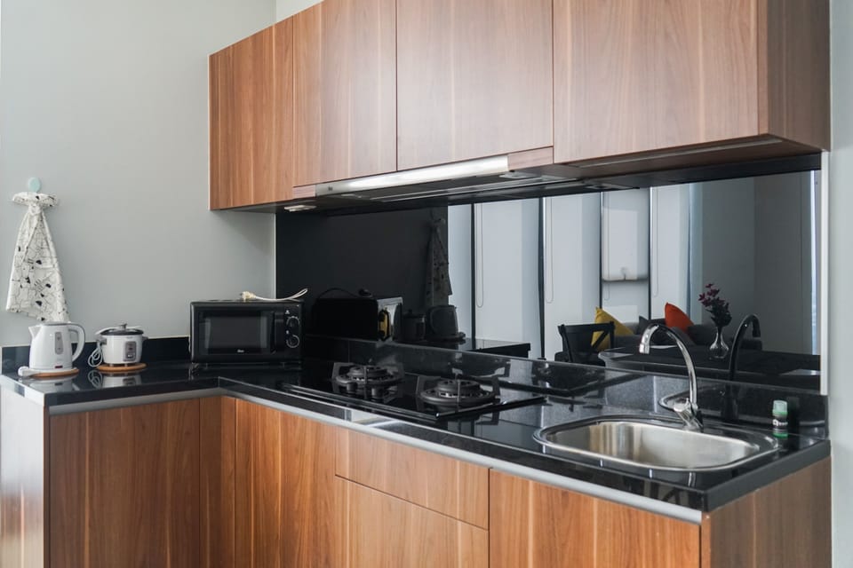 Fridge, stovetop, electric kettle, cookware/dishes/utensils