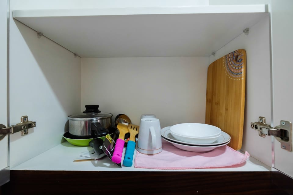Room | Private kitchenette | Fridge, stovetop, cookware/dishes/utensils