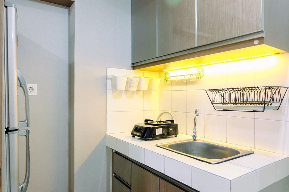 Room | Private kitchenette | Fridge, stovetop, cookware/dishes/utensils
