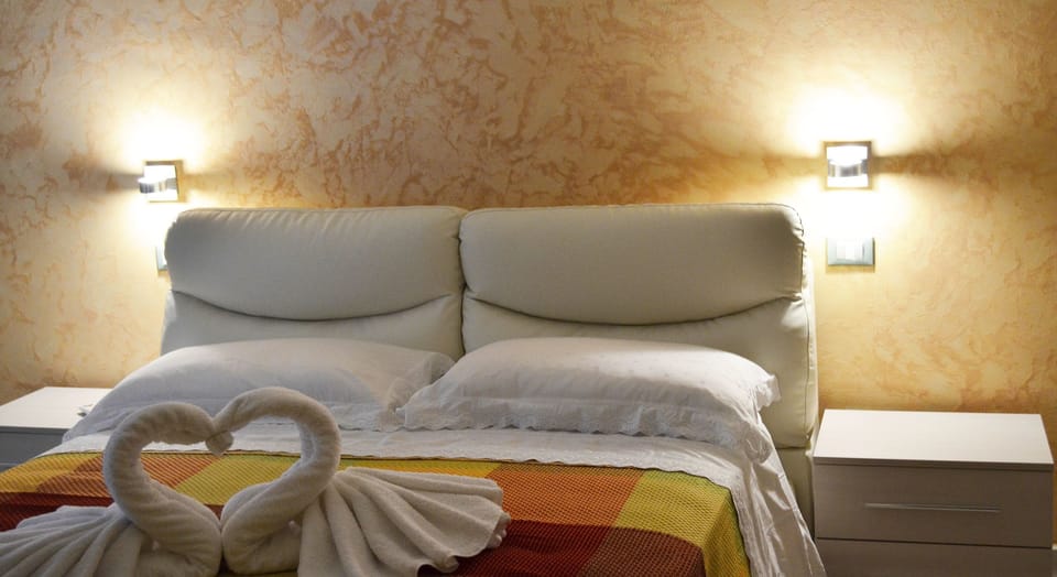 Superior Double Room | Desk, WiFi (free), bed sheets