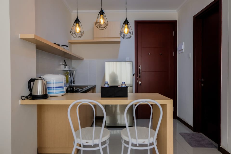 Room | Private kitchenette | Fridge, stovetop, cookware/dishes/utensils