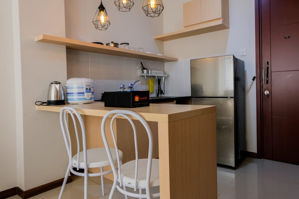 Room | Private kitchenette | Fridge, stovetop, cookware/dishes/utensils