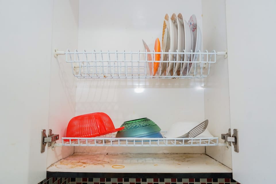 Room | Private kitchenette | Fridge, stovetop, cookware/dishes/utensils, dining table