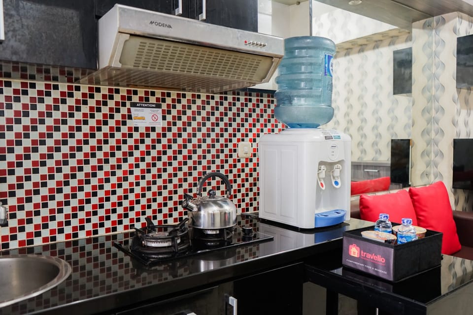 Room | Private kitchenette | Fridge, stovetop, cookware/dishes/utensils, dining tables