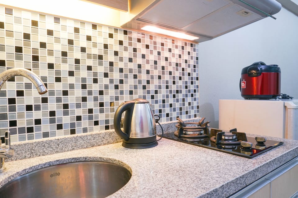 Room | Private kitchenette | Fridge, microwave, stovetop, electric kettle